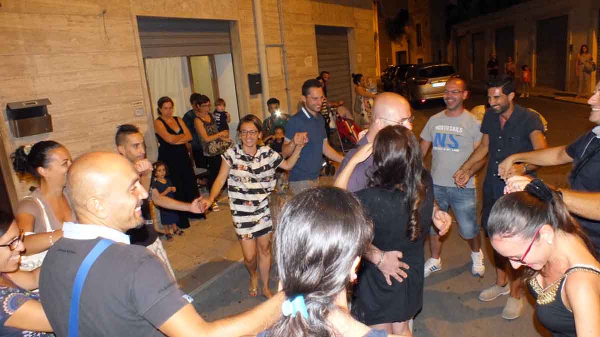 Giovinazzo bari serenata futura sposa