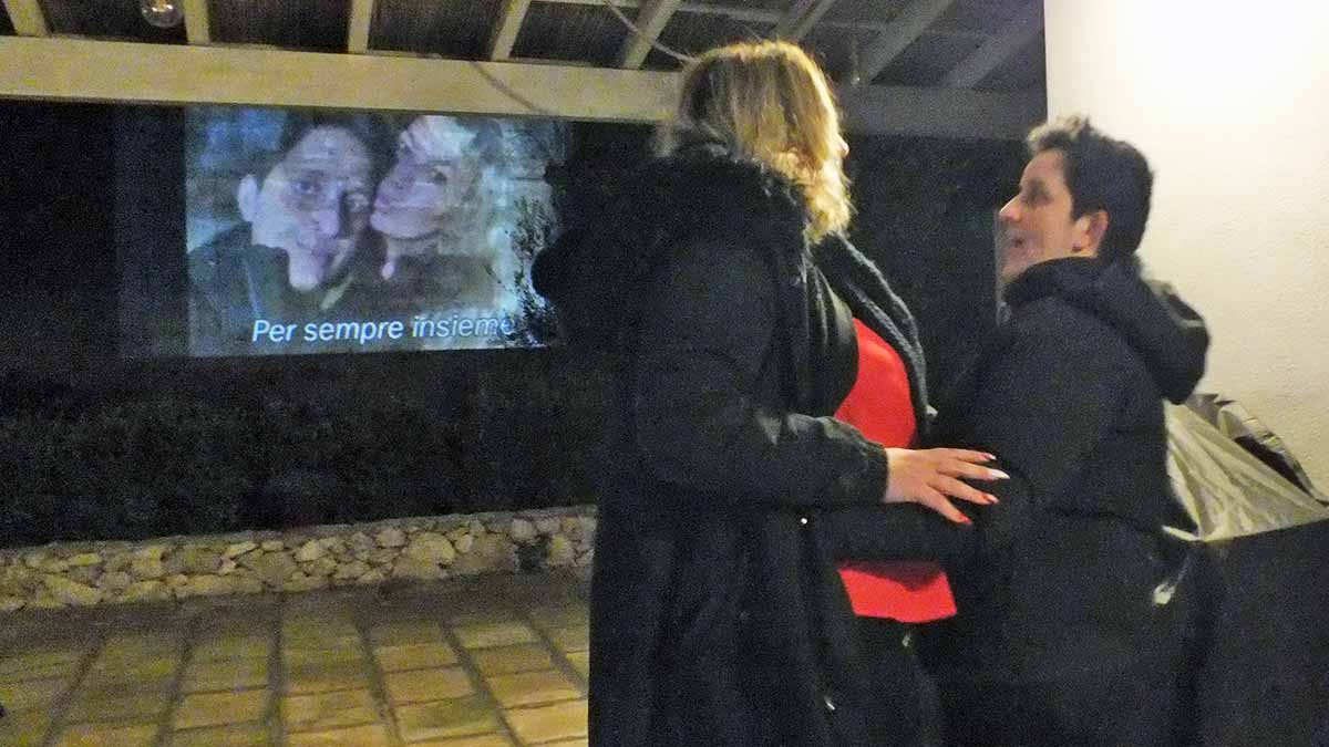 Serenata arcobaleno due ragazze