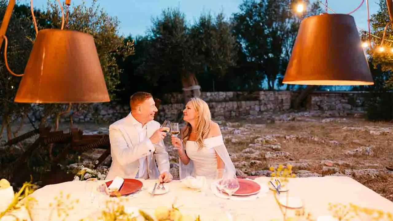Musica dal vivo durante un matrimonio intimo all'aperto in una masseria in Puglia.