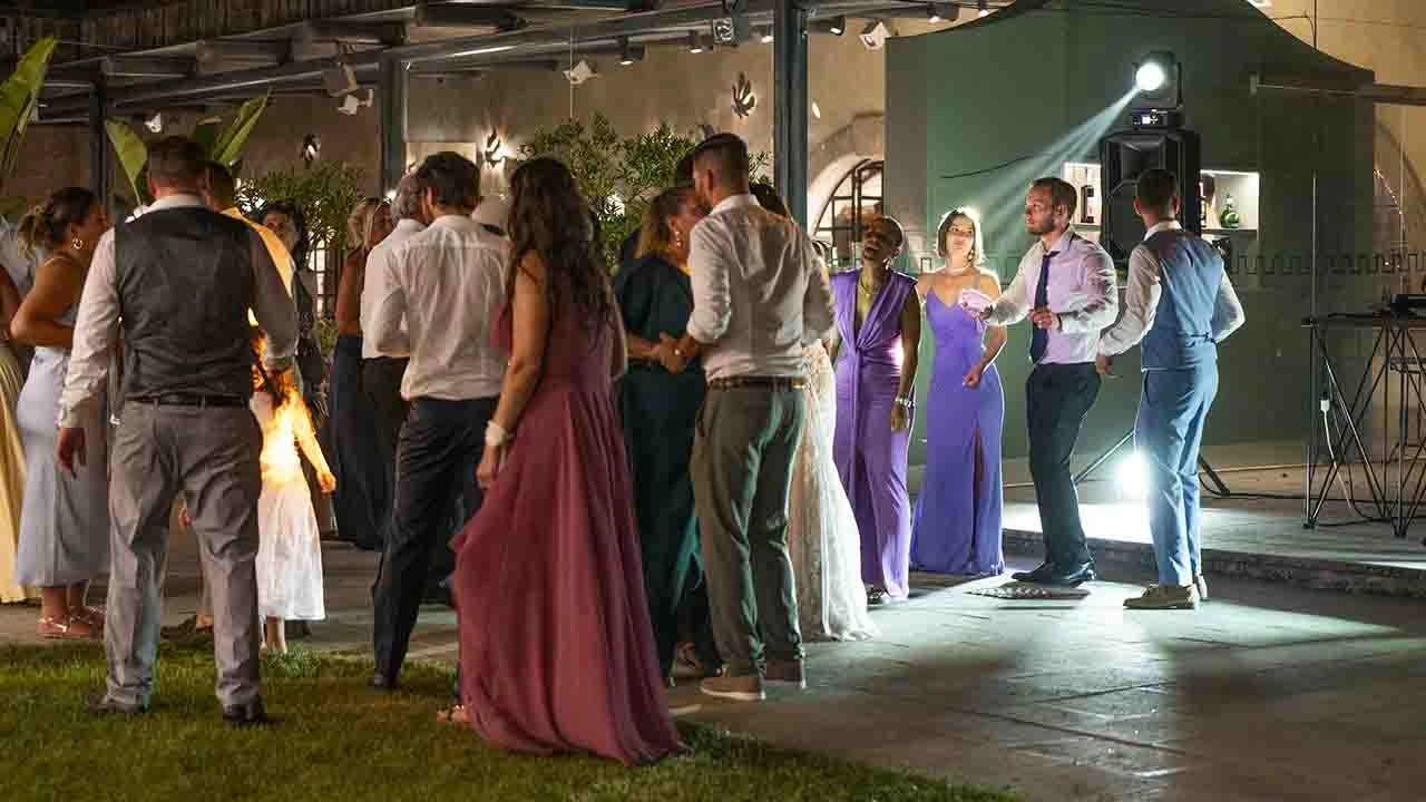 DJ per matrimonio in Puglia durante la festa serale in una masseria del Salento