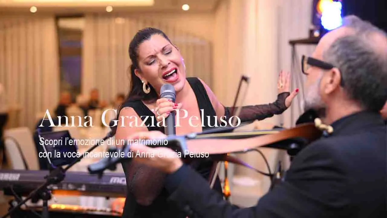 Anna Grazia Peluso cantante professionista durante un matrimonio in Puglia accompagnata da canta accompagnata da un violinista